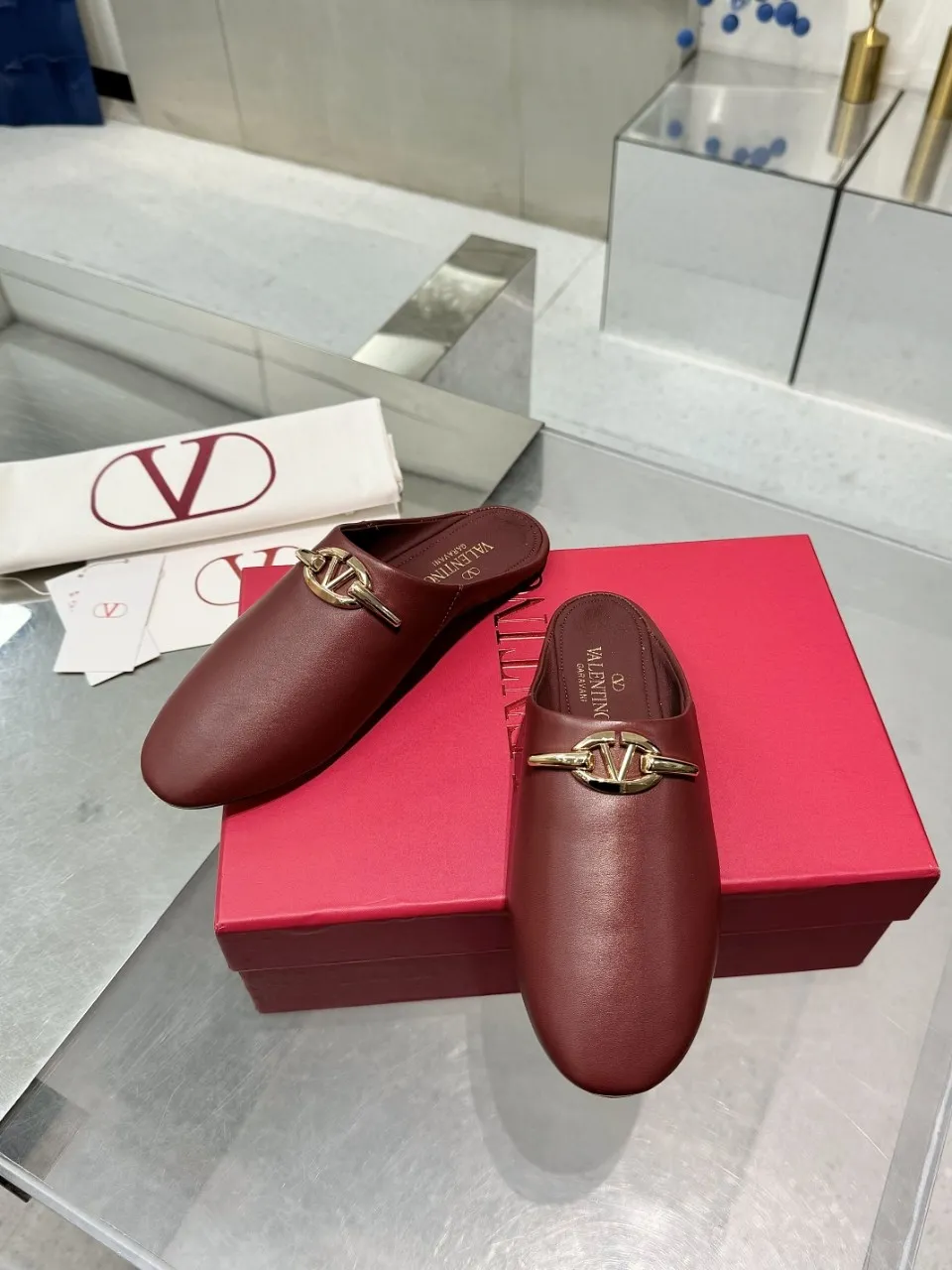 👟👟Ex-factory price 520👟👟 Valentino’s hottest new product in 2025, the new slippers are also easy to wear...😈😈😈 The latest logo buckle Perfectly combined with sexiness❤️‍🔥❤️‍🔥❤️‍🔥❤️‍🔥It is simply the pinnacle of summer fashion💖💖💖💖Original replica Outsole: Italian genuine leather outsole Heel height: Flat heel Size: 35-39 (40 41 42 customization is non-returnable and non-exchangeable)